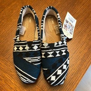 Women’s 9 toms shoes with tags